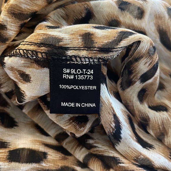 Animal print blouse. A must have! - Picture 4 of 4